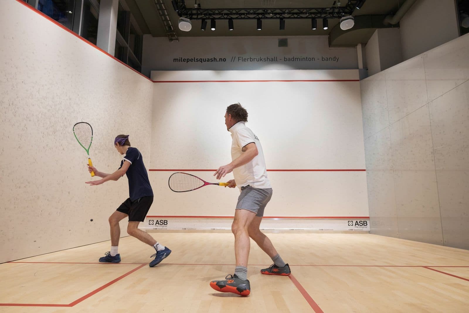To spillere i duell på banen hos Milepel Squash