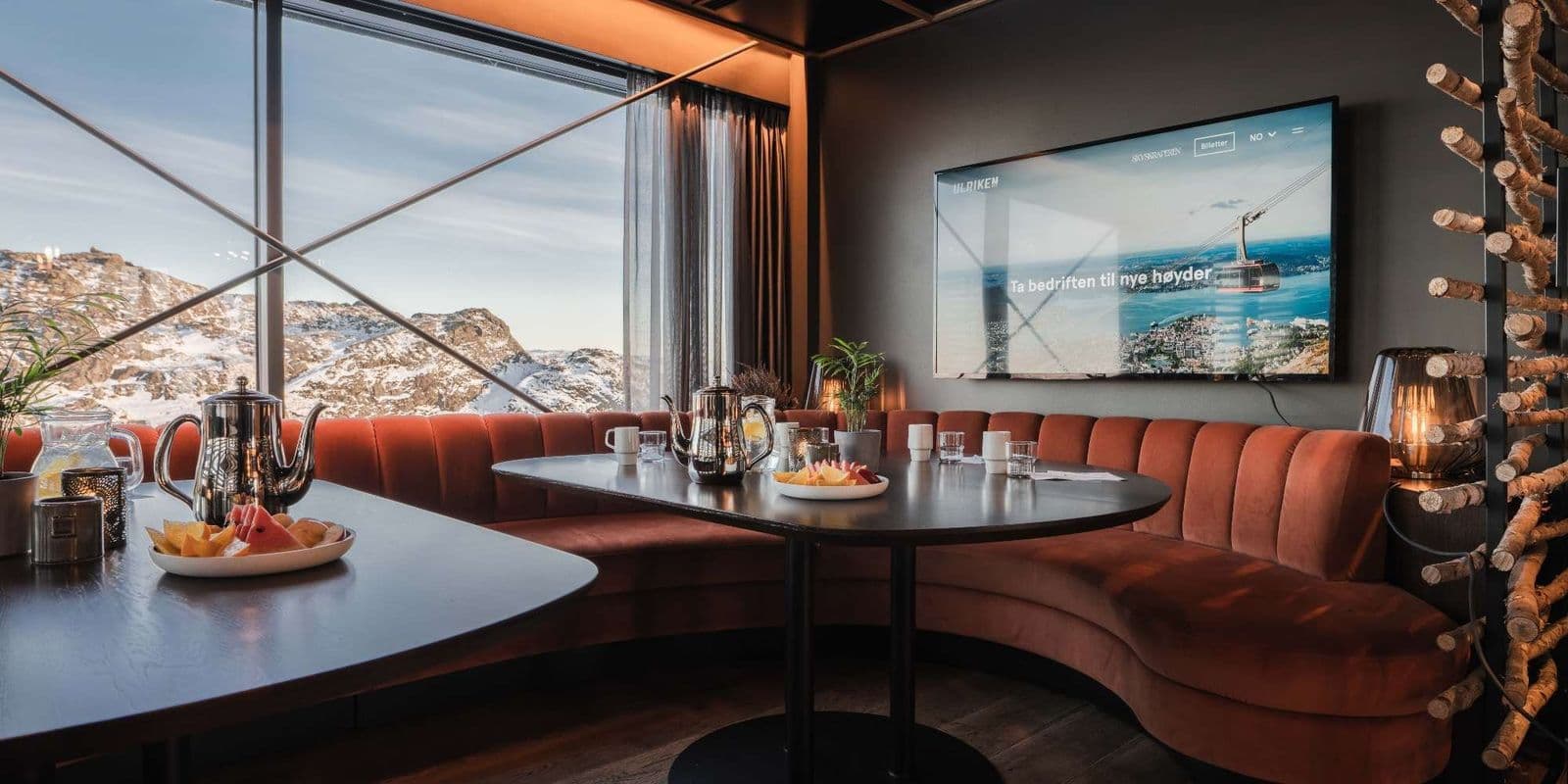 Inne på Skyskraperen med utsikt mot fjellene